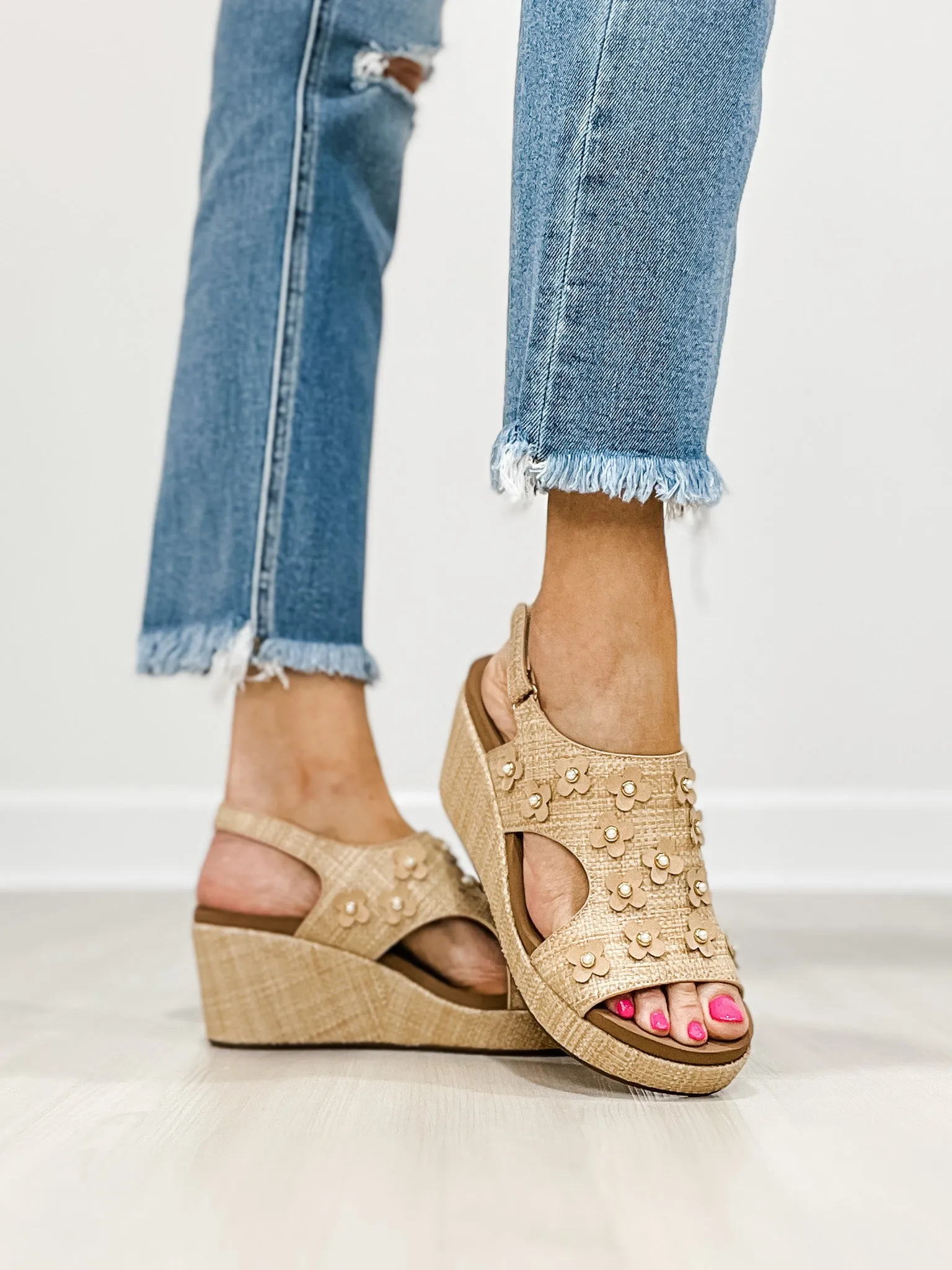 Corkys Carley Wedges in Rafia Flower