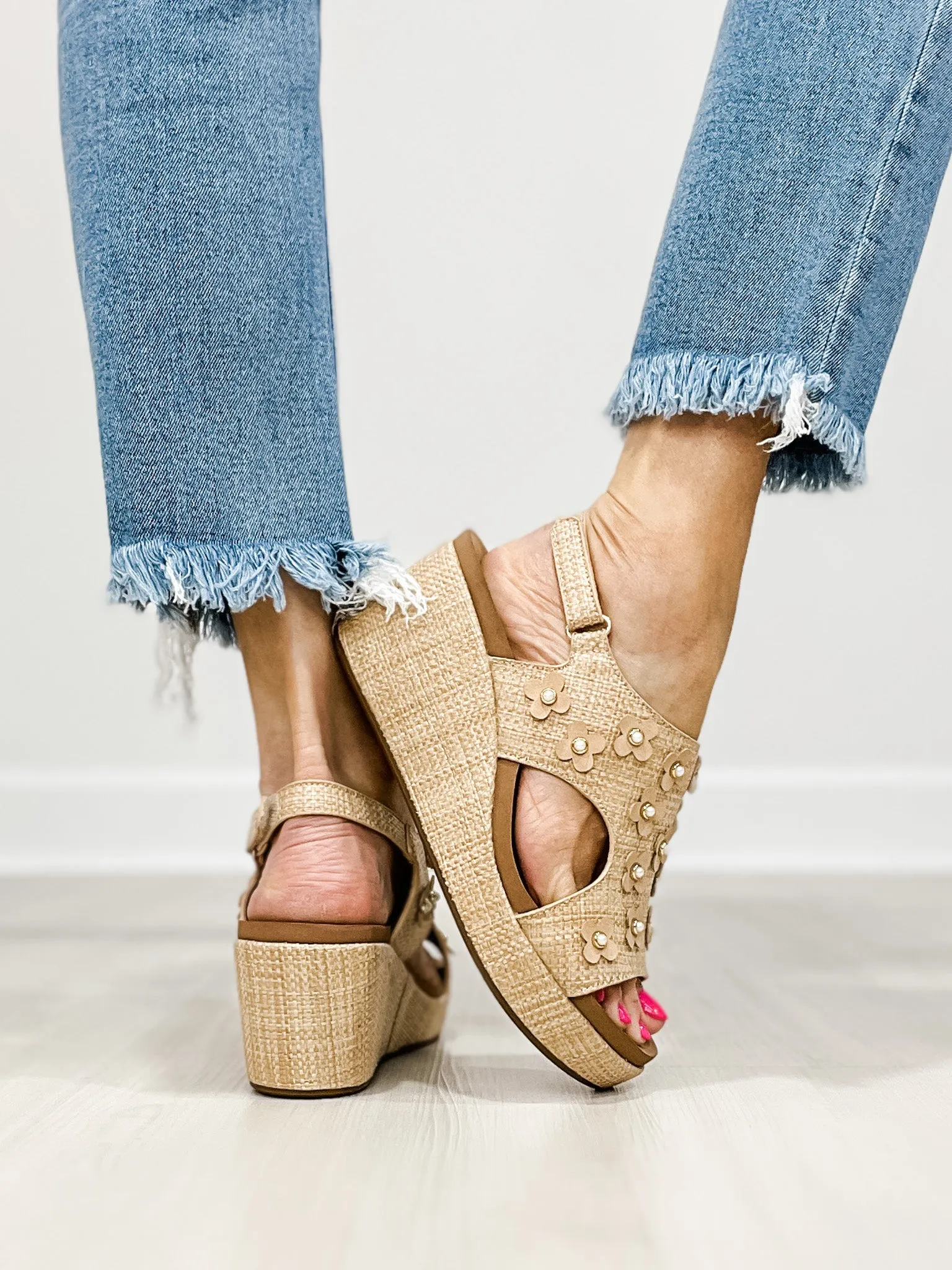 Corkys Carley Wedges in Rafia Flower