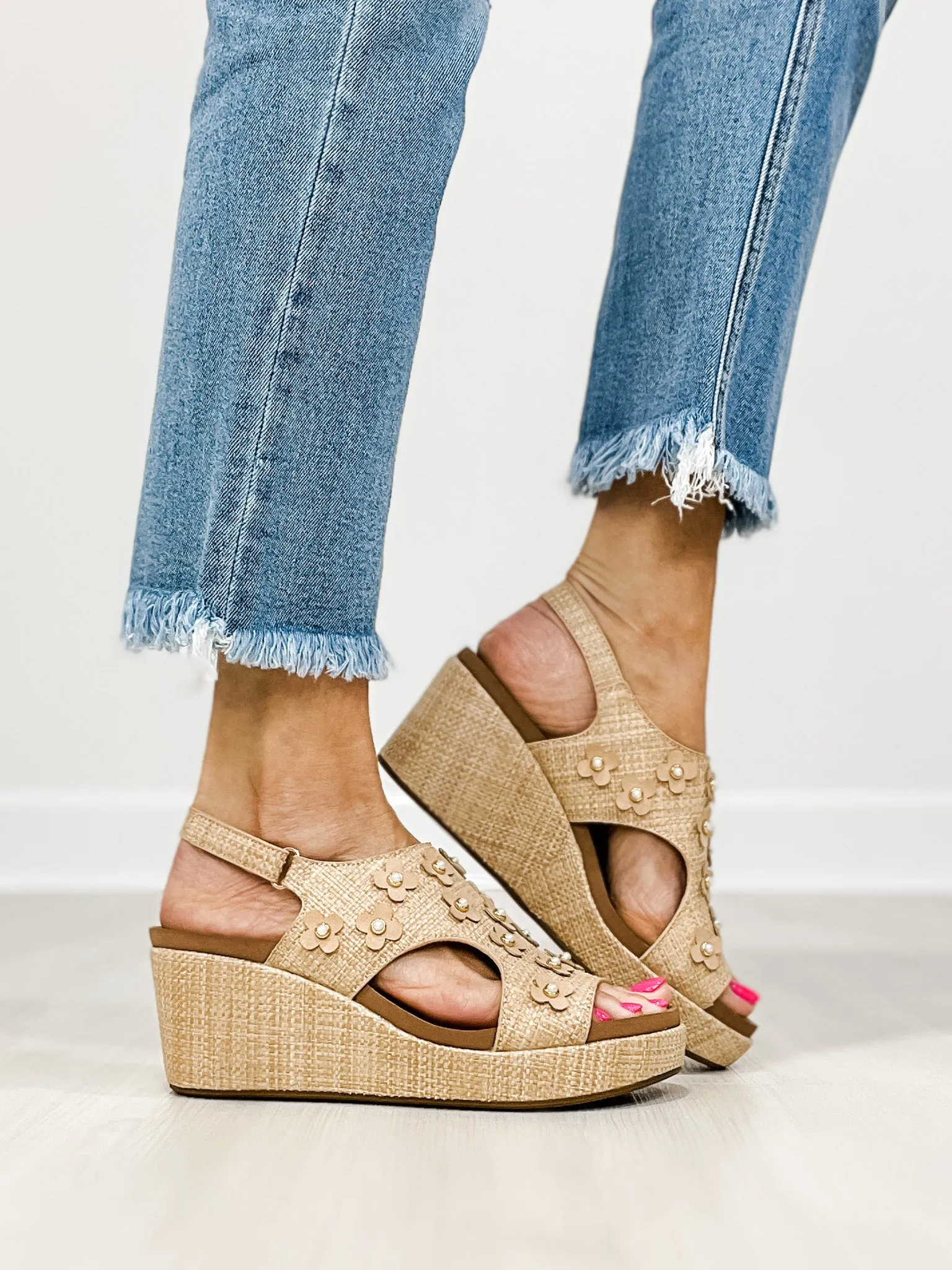 Corkys Carley Wedges in Rafia Flower