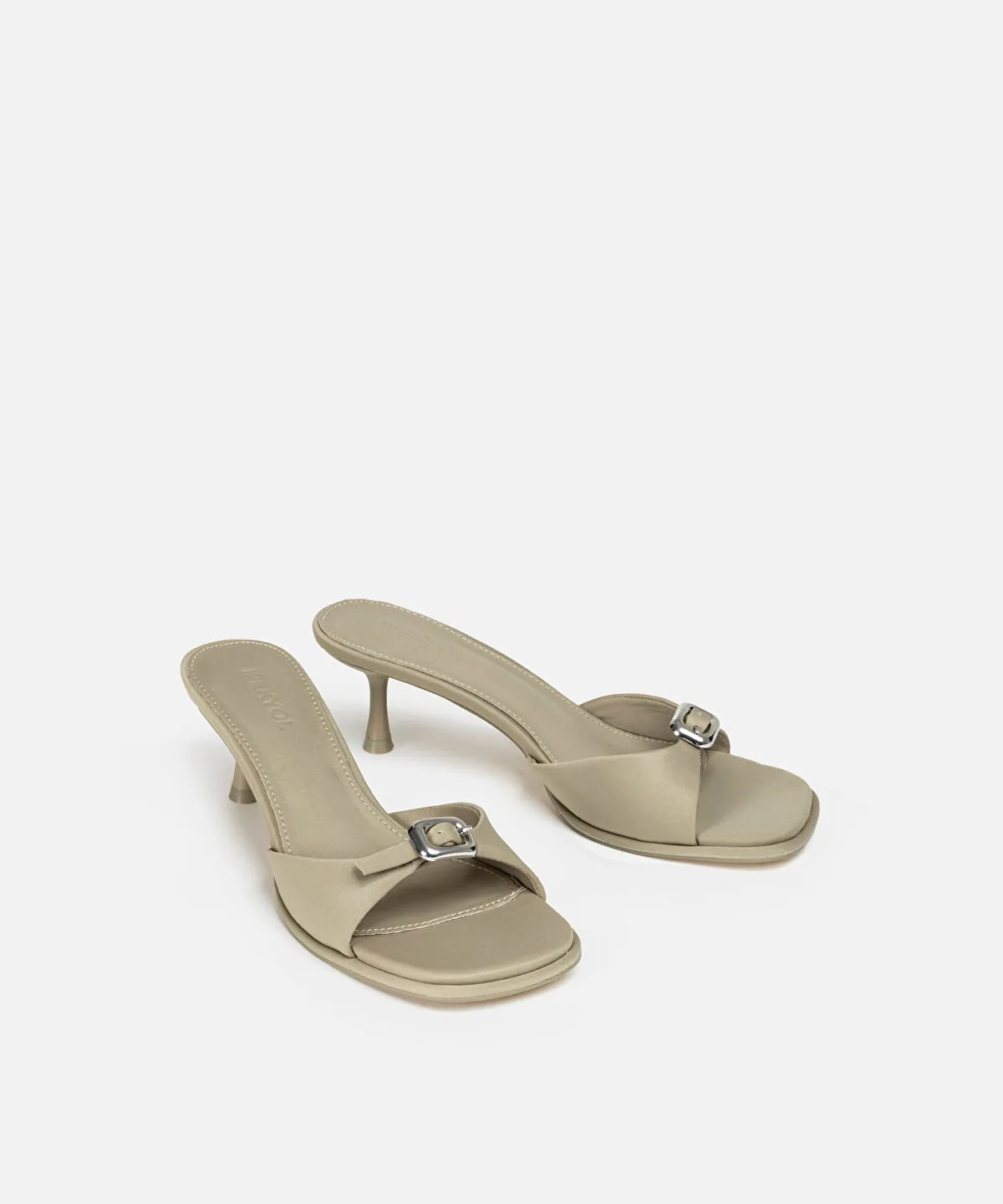 High heel sandals with buckles
