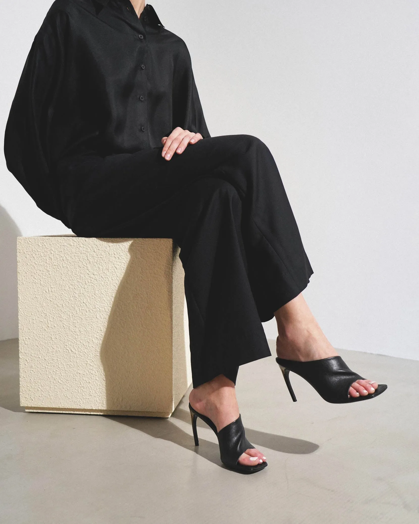 Nymphe 85 black leather sandals