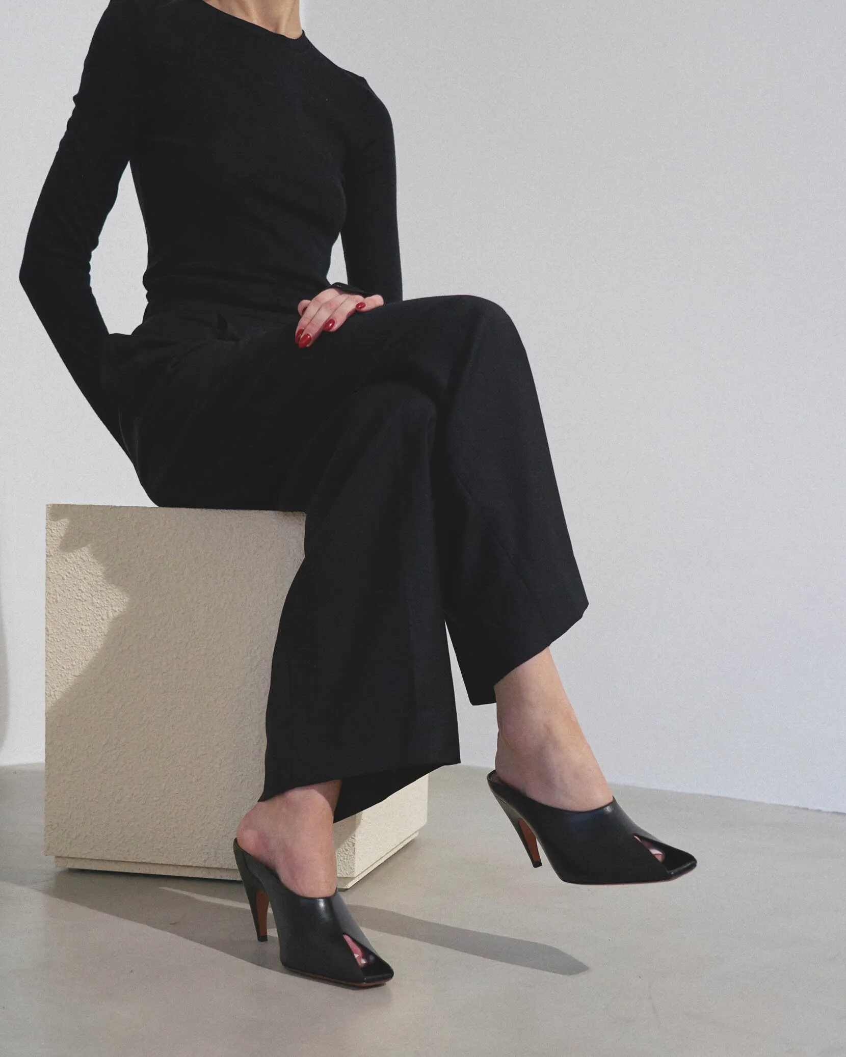 Open toe black leather mules