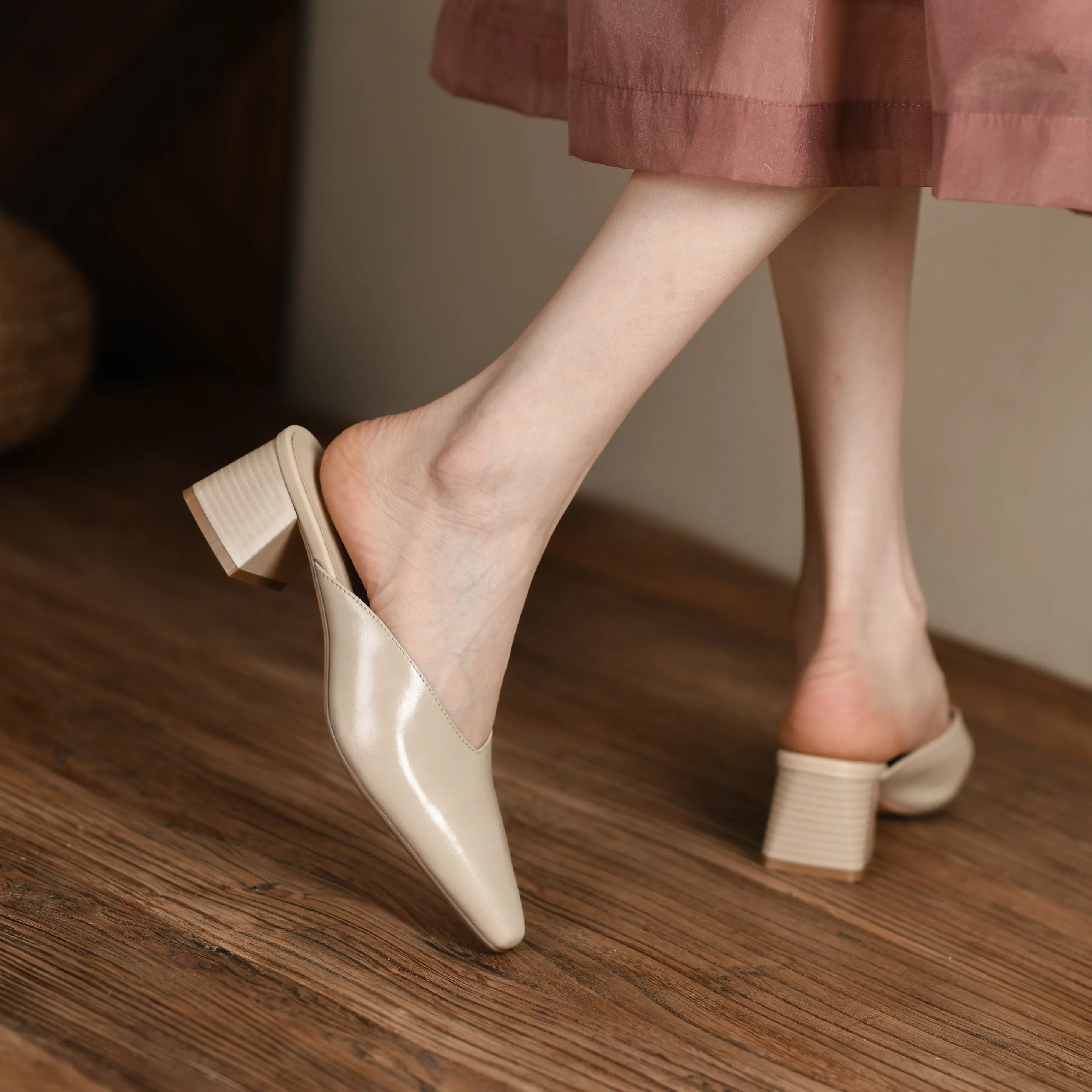 Women's Closed Toe Mid-Heel Block V Mule Shoes