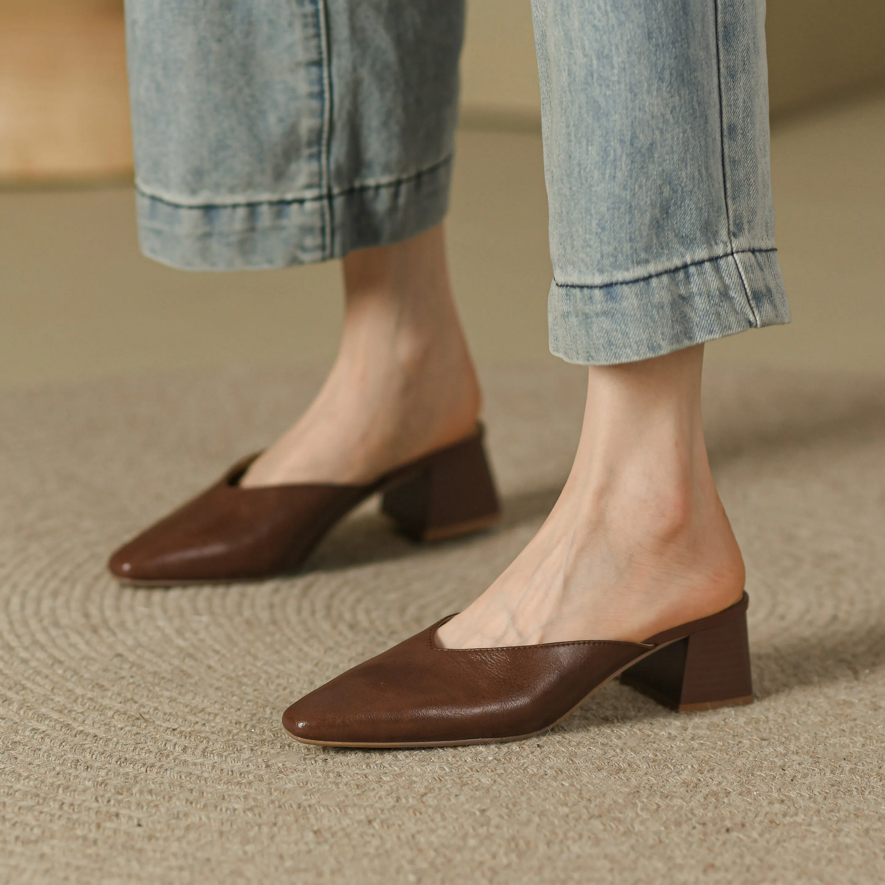 Women's Closed Toe Mid-Heel Block V Mule Shoes