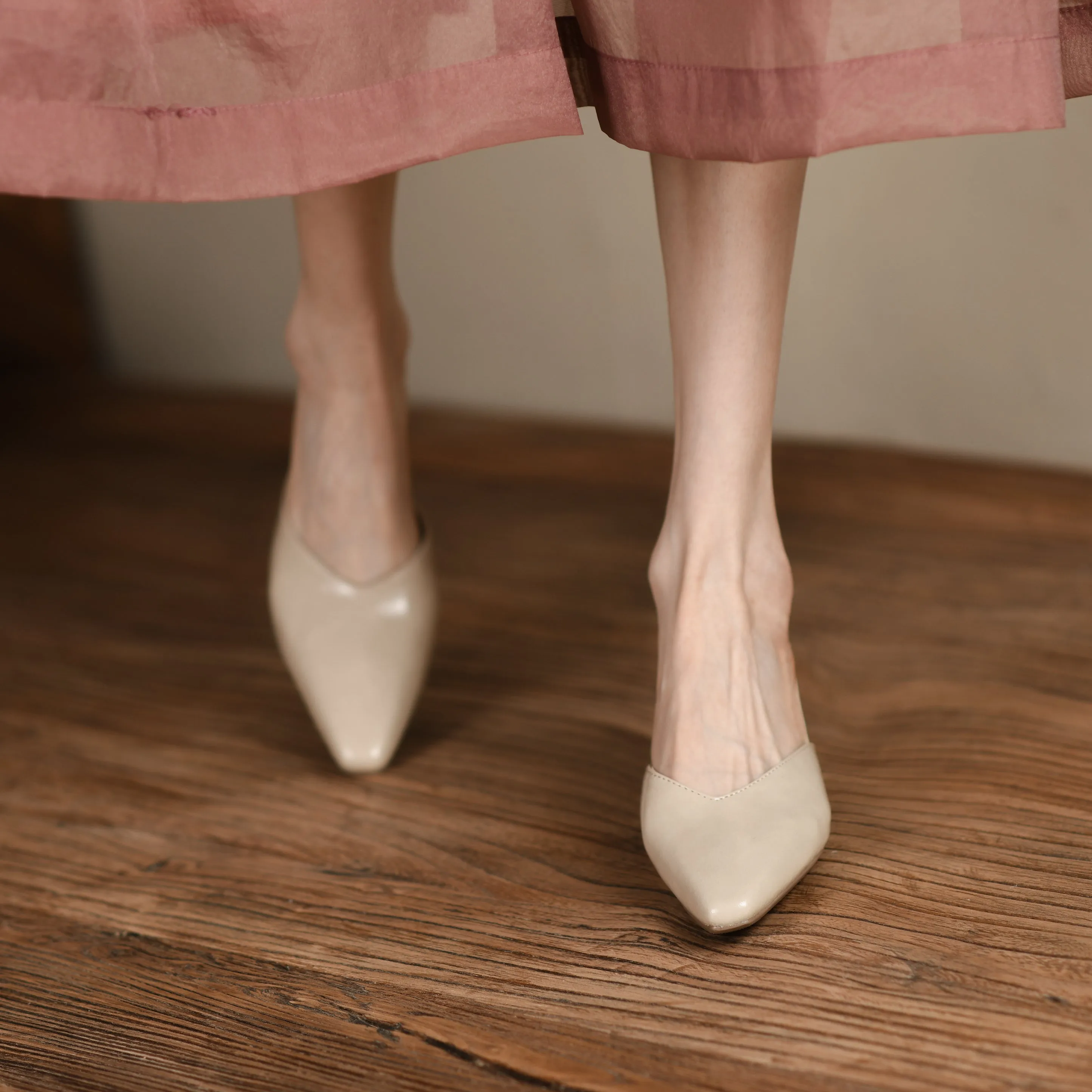 Women's Closed Toe Mid-Heel Block V Mule Shoes